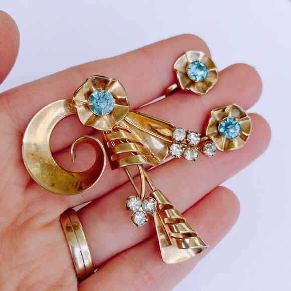 Mid Century Gold Tone Brooch Earrings Set Aqua Glass Rhinestone Floral 1940s - Picture 2 of 12